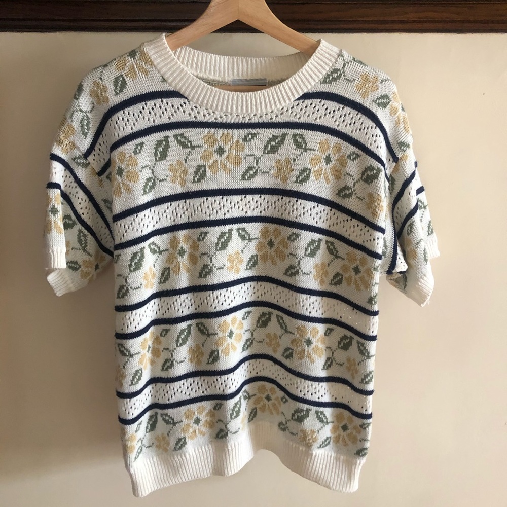 VTG daisy print sweater shirt, size S